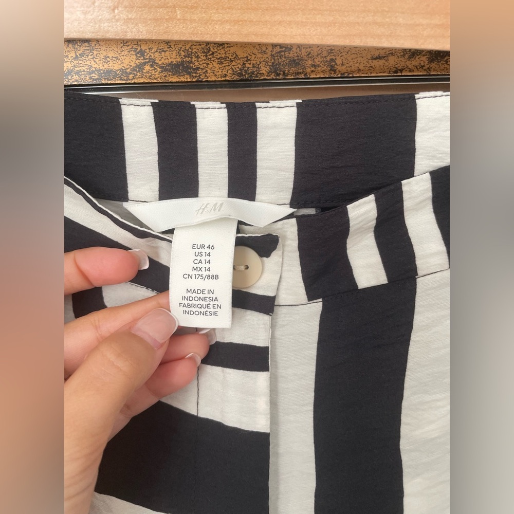 H&M Black & White Abstract Patterned Set - Picture 4 of 7